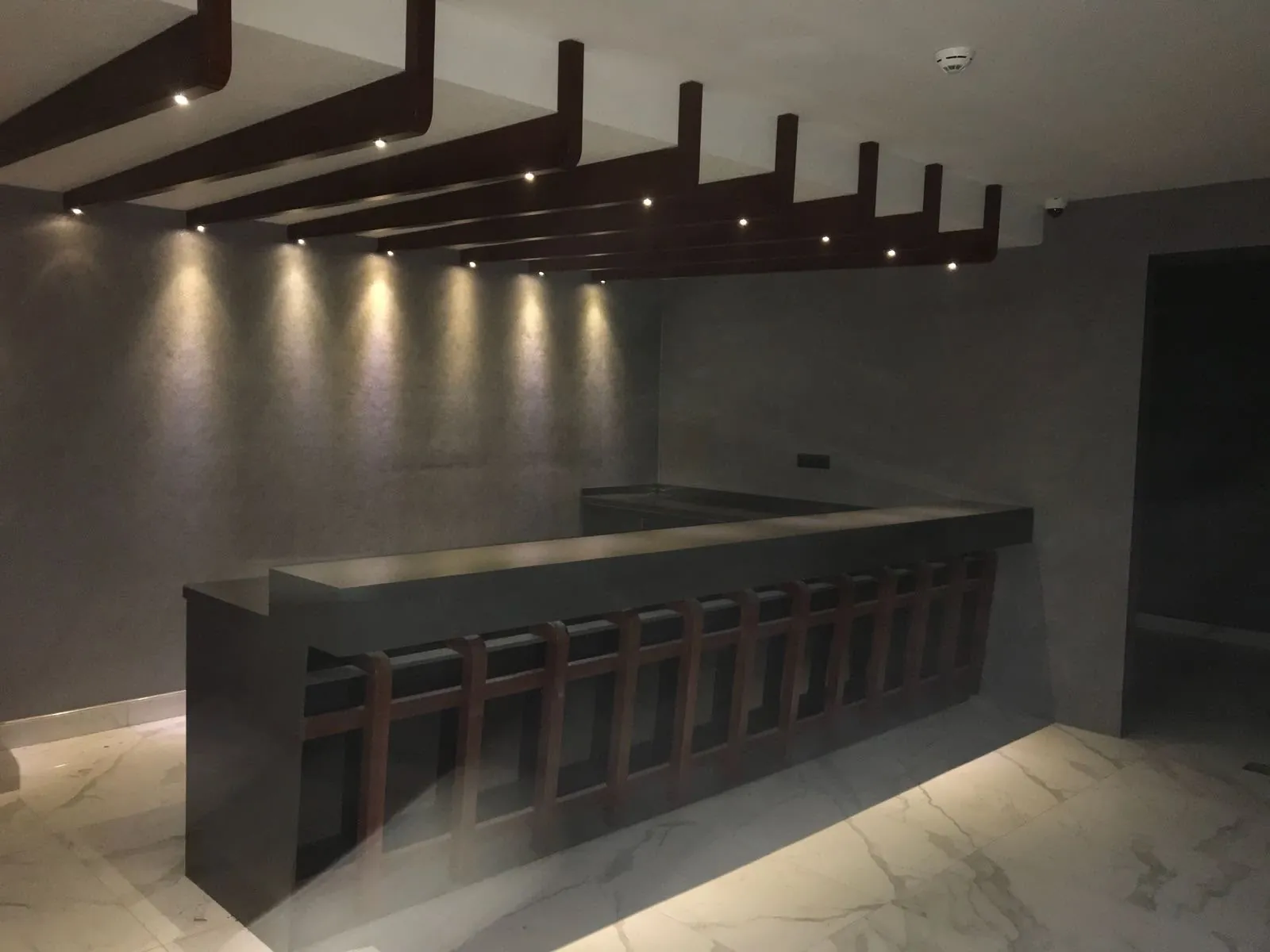 Restoran servis bankosu ve yüzey uygulaması — uygulama detayı 85