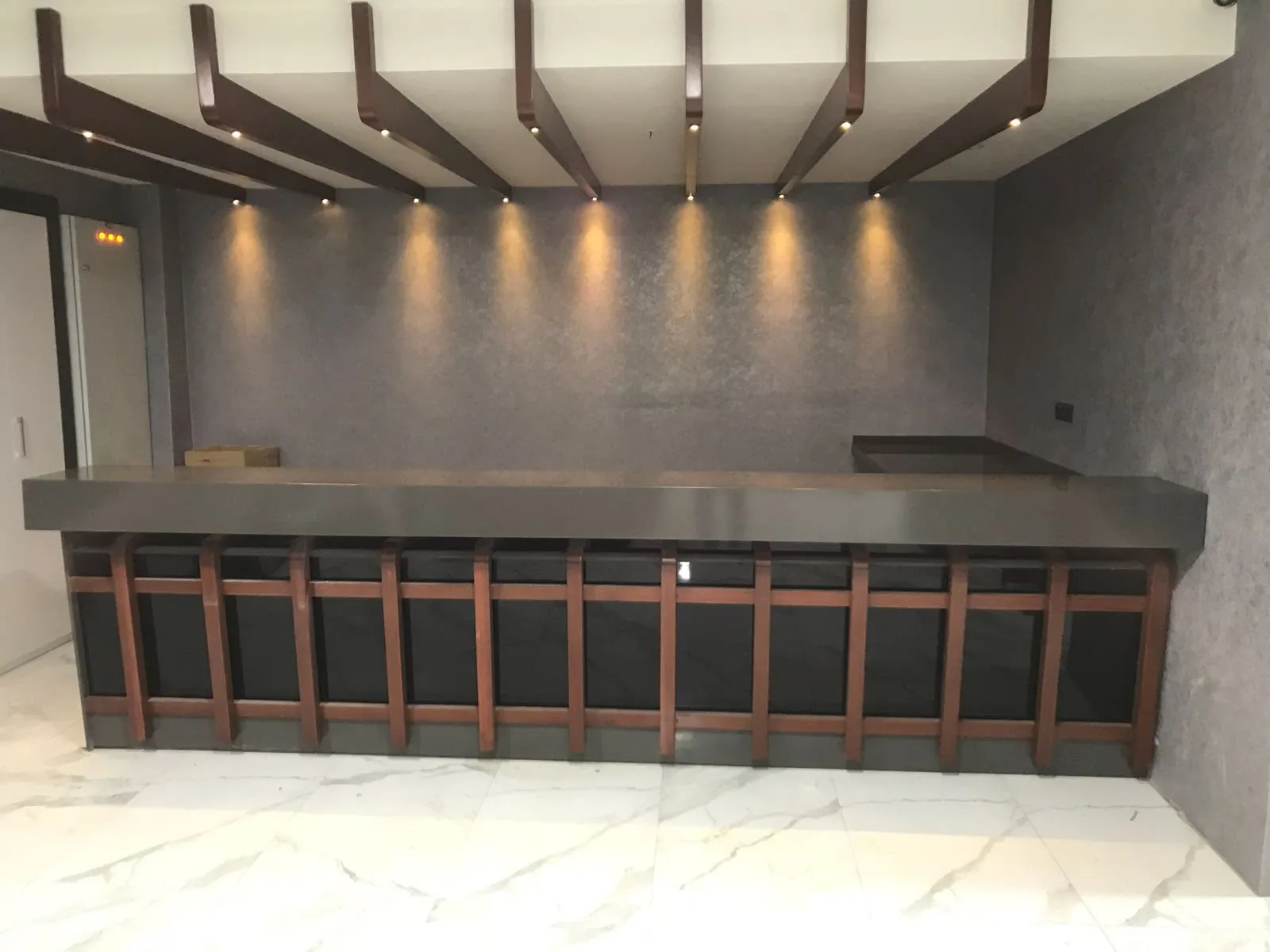 Restoran servis bankosu ve yüzey uygulaması — uygulama detayı 86