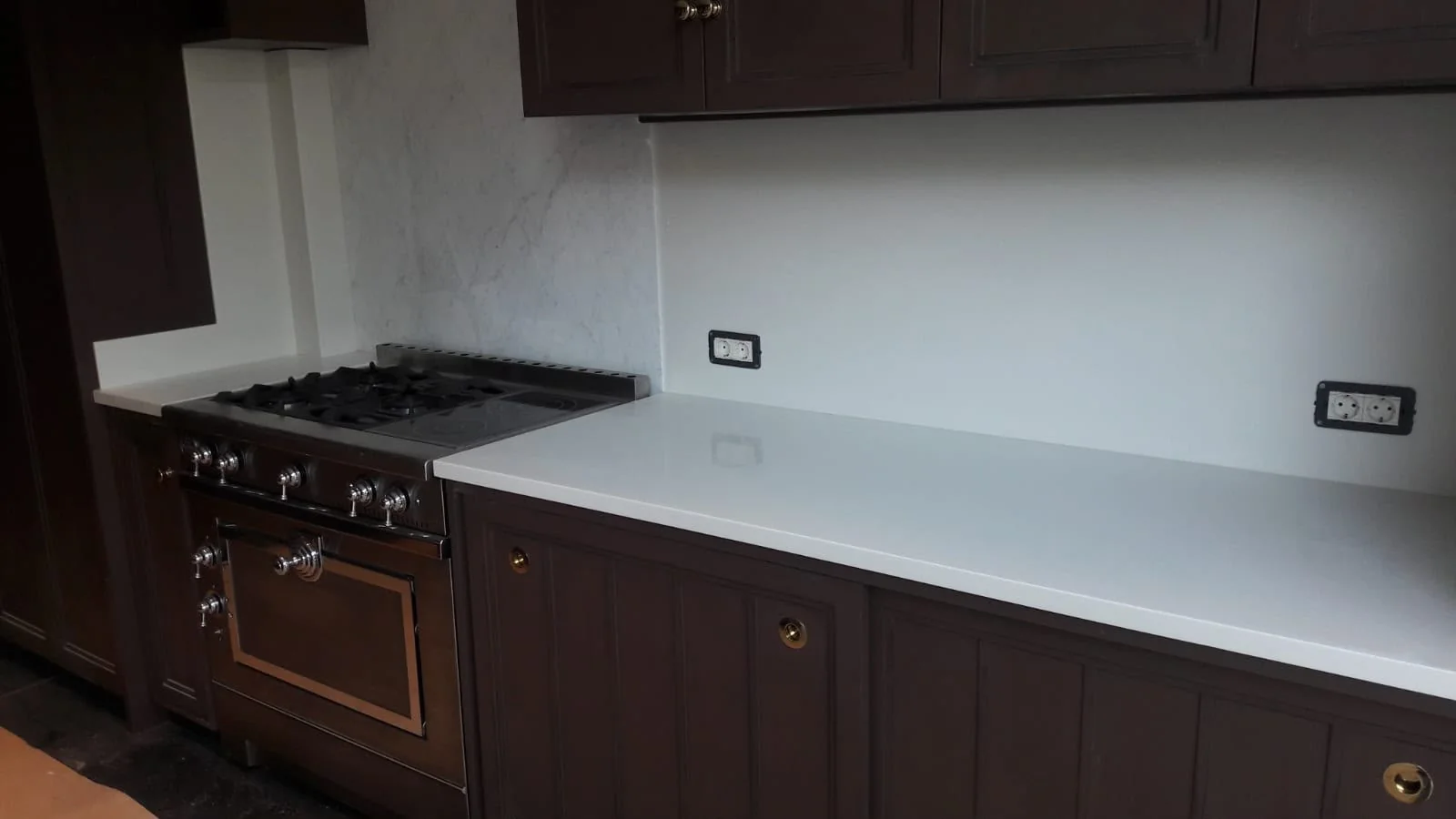 Light countertop around the hob area